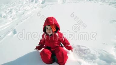 孩子在雪地里摔倒